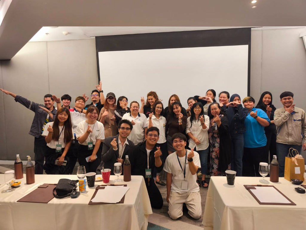Seminar group photo with participants